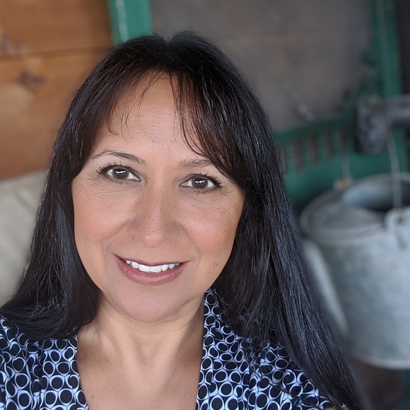 Profile Picture of Jeanie Carrothers (@thedreamshop) on Poshmark