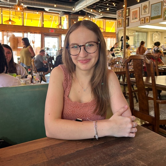 Profile Picture of Kennedy Schlotthauer (@kennischlottha) on Poshmark