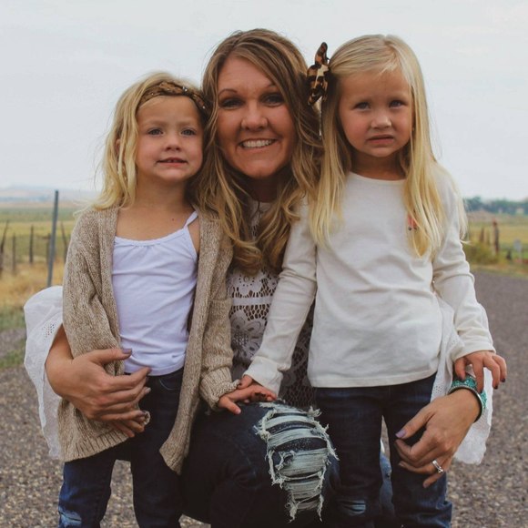 Profile Picture of Nicole Oveson (@nicoleoveson) on Poshmark