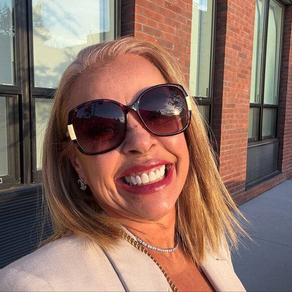 Profile Picture of Teca neves Neves (@carol1306) on Poshmark