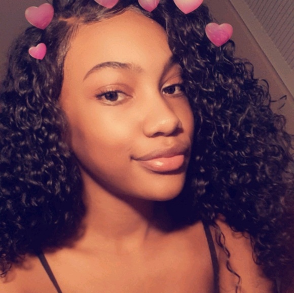 Profile Picture of Eden Gualdarama (@sellindraa) on Poshmark