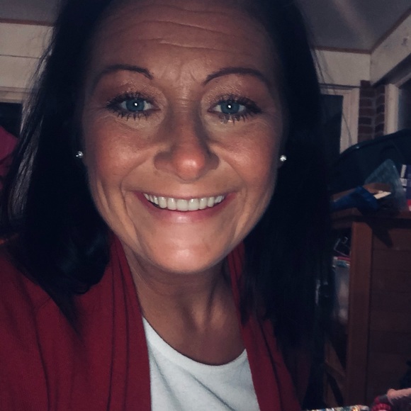 Profile Picture of Erin Sholler (@e03sholler) on Poshmark