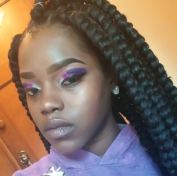 Profile Picture of Angel Hampton (@s8413836) on Poshmark