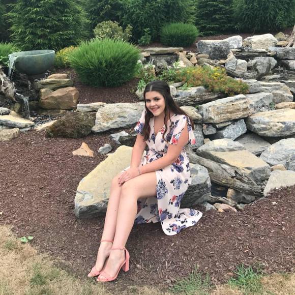 Profile Picture of Emily Casagrande (@emilycasagrande) on Poshmark