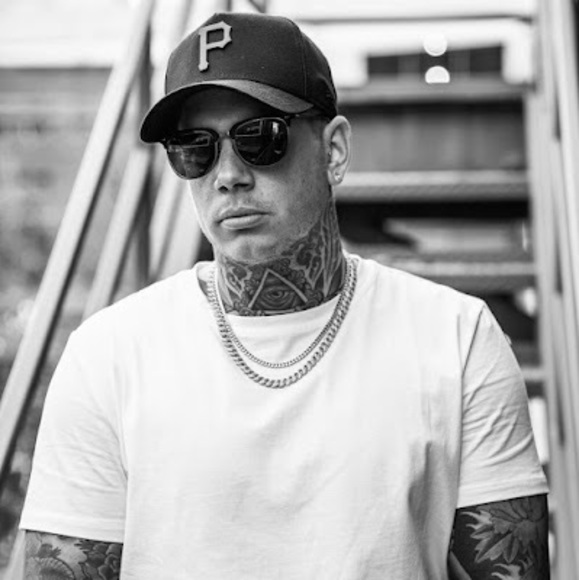 Profile Picture of Andrew Jerome (@scubaquinn) on Poshmark