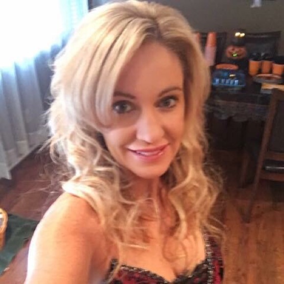 Profile Picture of Laura Askew (@askew75) on Poshmark