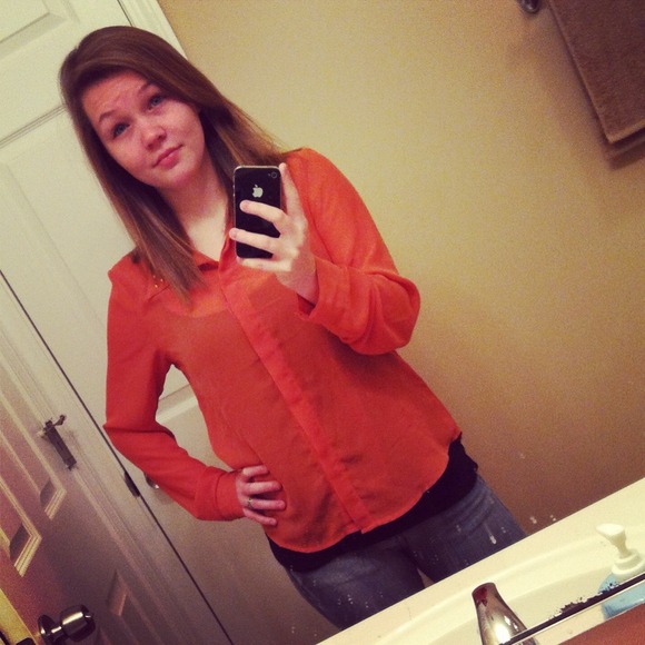 Profile Picture of Savannah Lester (@savles) on Poshmark