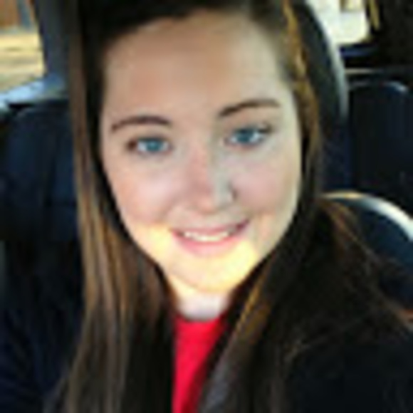 Profile Picture of Thalena Sarnowski (@thalenas) on Poshmark