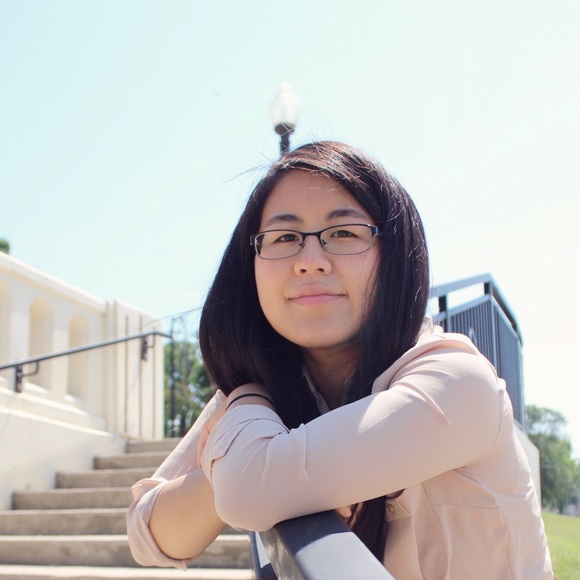 Profile Picture of Bee Xiong (@smiling_queen) on Poshmark