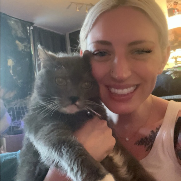 Profile Picture of Kate Balatoni (@katebalatoni) on Poshmark