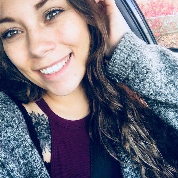Profile Picture of Renee Phillips (@renee_love18) on Poshmark