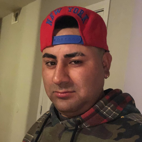 Profile Picture of Nicolas Gómez (@nicolasgmez5) on Poshmark