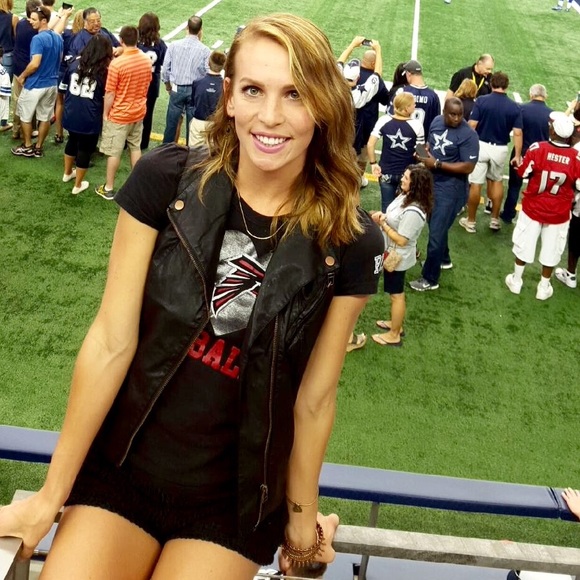 Profile Picture of Taylor Conti (@taylorconti) on Poshmark