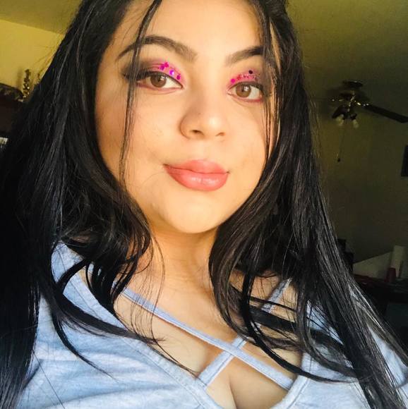 Profile Picture of Mathelyn Ceron (@mathecm99) on Poshmark