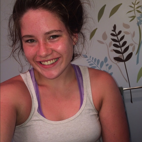 Profile Picture of Annie Falardeau (@anniefalardeau) on Poshmark