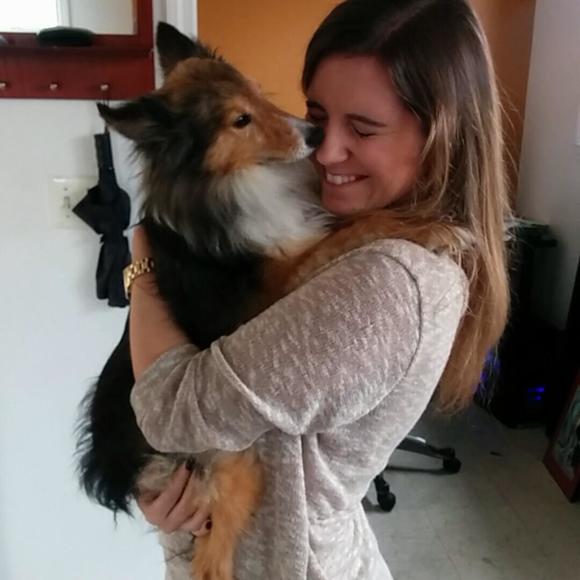 Profile Picture of Melissa Livanos (@melissalivanos) on Poshmark