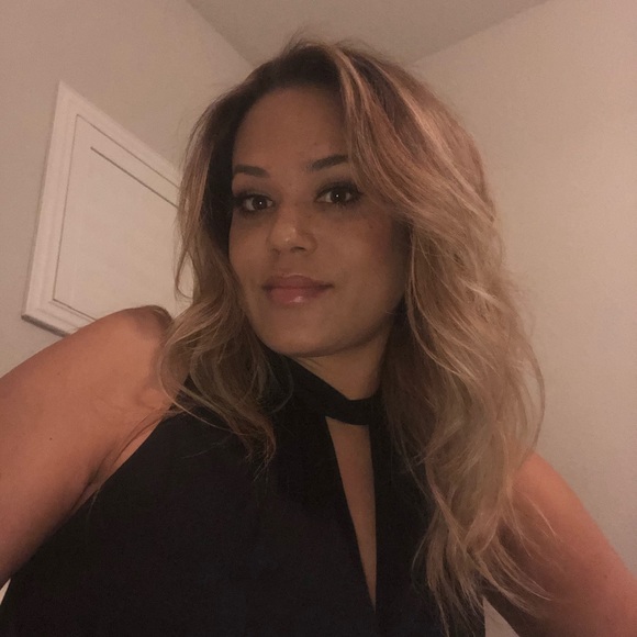 Profile Picture of Nicole Hardgraves (@nhardgraves) on Poshmark