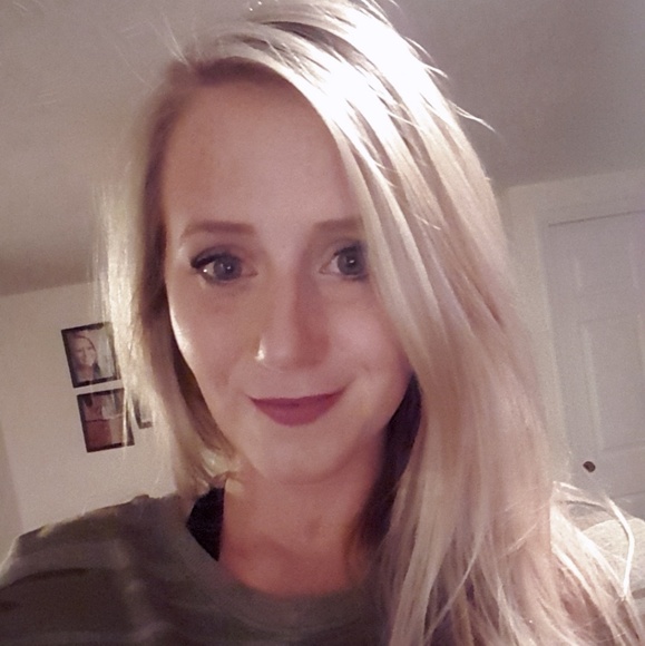 Profile Picture of Ashley Mesey (@ashmese) on Poshmark