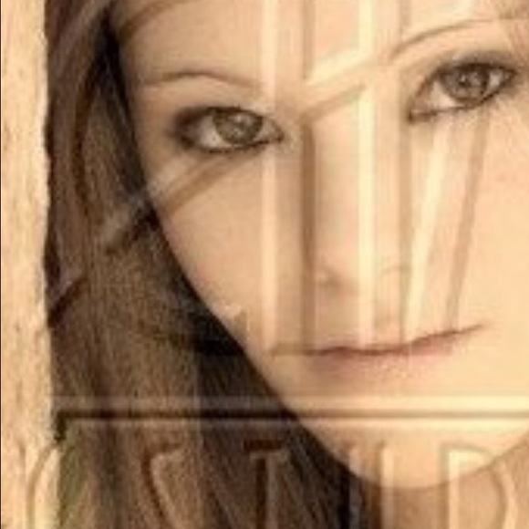 Profile Picture of Danielle Genualdi (@danilizg3n) on Poshmark