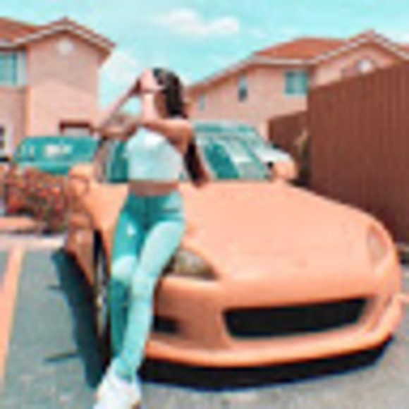 Profile Picture of Lakshmi Aroca (@lakshmiaroca) on Poshmark