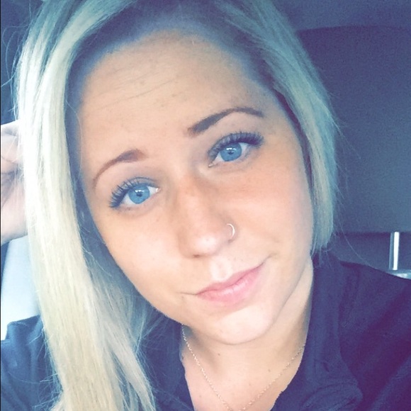 Profile Picture of Michelle Rogowski (@rogow2m) on Poshmark
