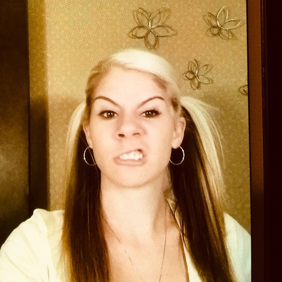 Profile Picture of Tiffany Benak (@tiffanybenak) on Poshmark