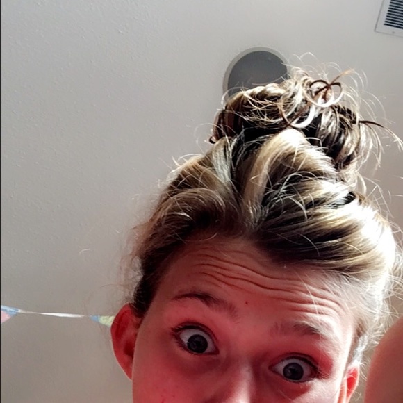 Profile Picture of Lindsey Lenoard (@lindseylenoard) on Poshmark