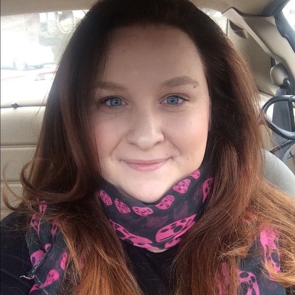 Profile Picture of Roxanne Devries (@roxydevries) on Poshmark