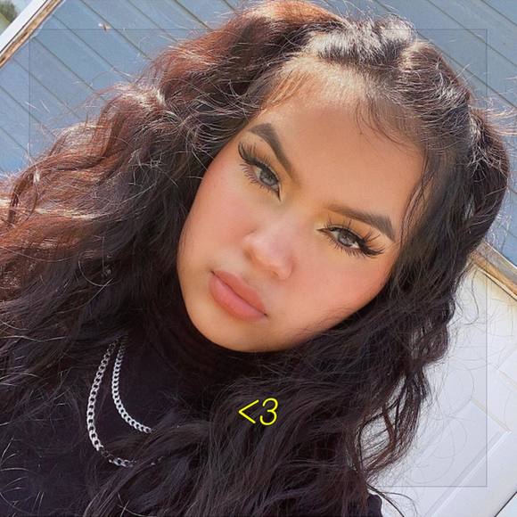 Profile Picture of Rennae Deschambeault (@rennaedesch) on Poshmark