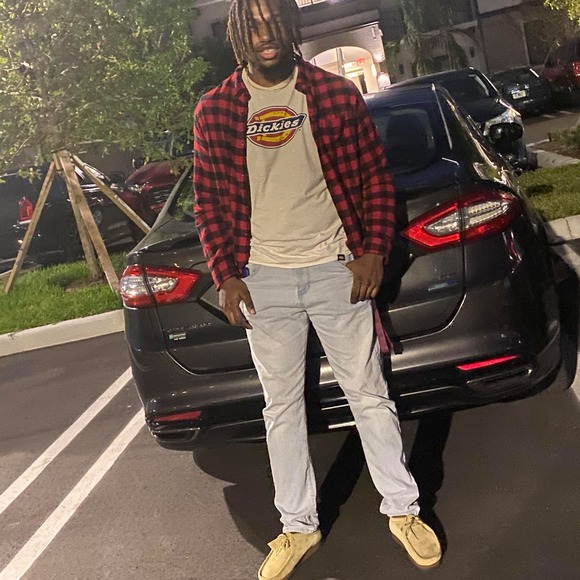 Profile Picture of Matthew Rogers (@matthewroger636) on Poshmark