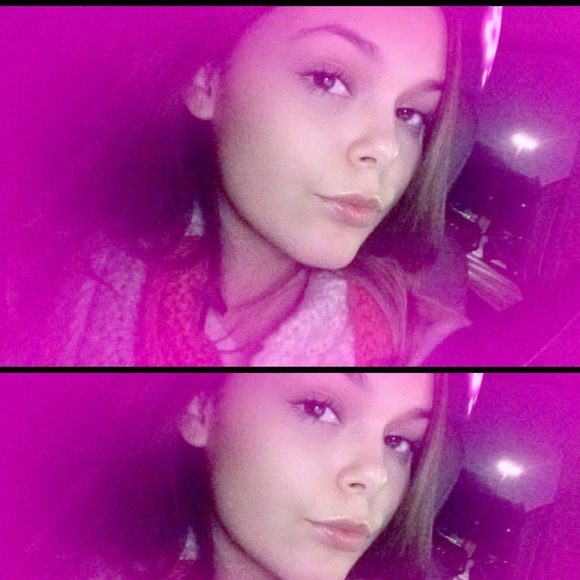 Profile Picture of Reese Sharff (@reese_gabriella) on Poshmark