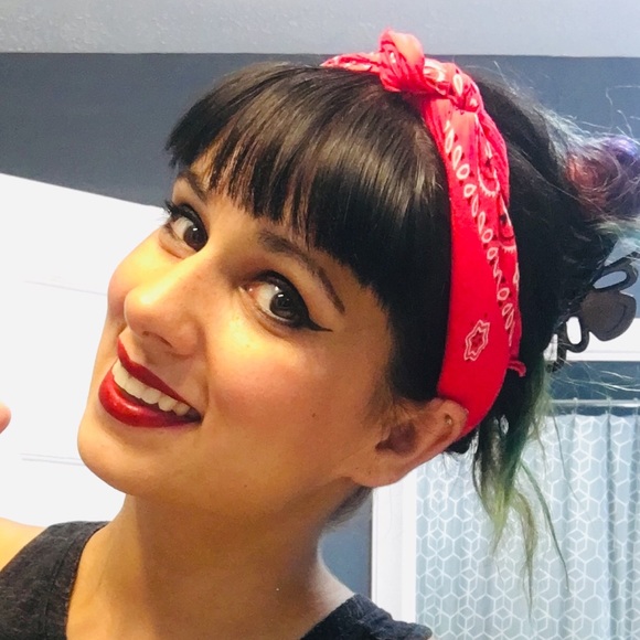 Melanie Shrader - Poshmark Profile Picture of Melanie Shrader (@elliecupquake) on Poshmark