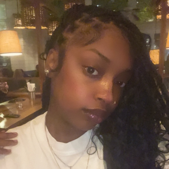 Profile Picture of Kayla Radway (@kaylaawayla1226) on Poshmark