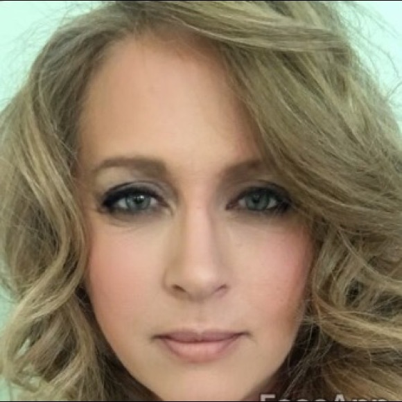 Profile Picture of Beth Folts (@beth0617) on Poshmark