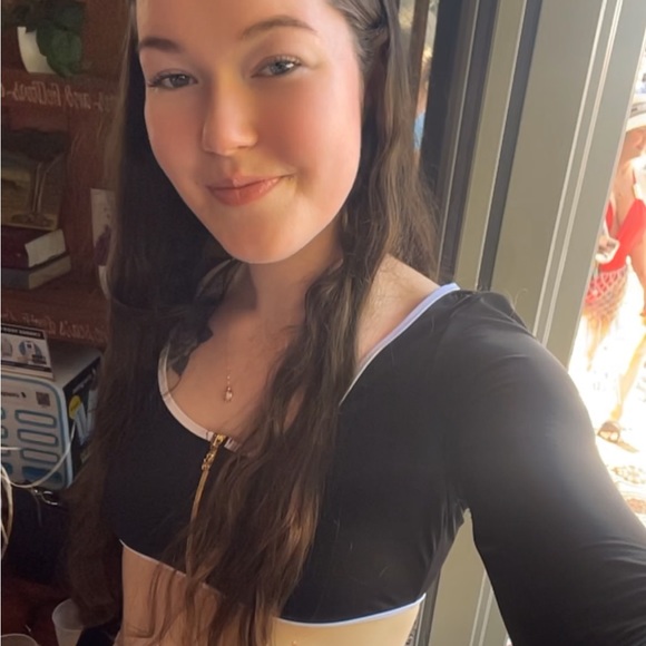 Profile Picture of Lauren Bludau (@laaurenxo) on Poshmark