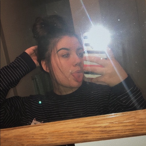 Profile Picture of Allison Hamm (@allxiee) on Poshmark