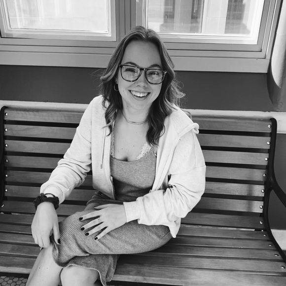 Profile Picture of Renee Hickey (@renhi95) on Poshmark