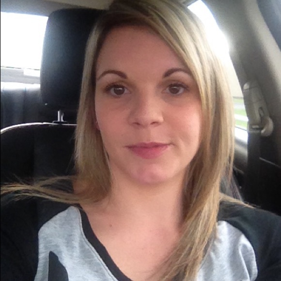 Profile Picture of Amber Schroeder (@amber9214) on Poshmark