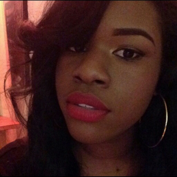 Profile Picture of Desirae Thompson (@x_desiraee) on Poshmark