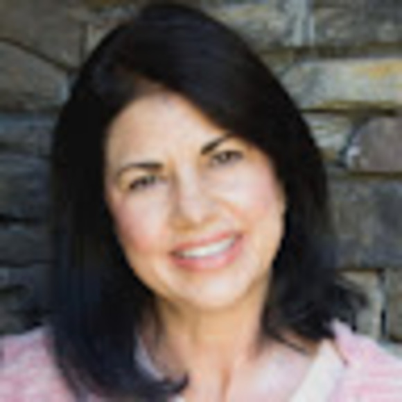 Profile Picture of Elizabeth Suess (@bethsuess) on Poshmark