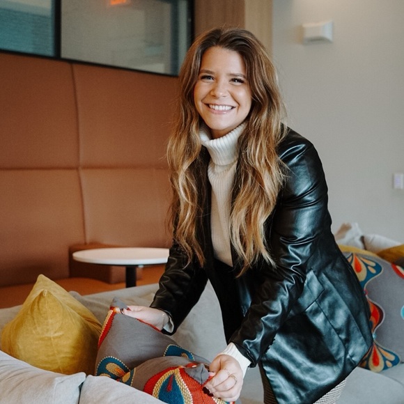 Profile Picture of Melanie Gundersheim (@melgundersheim) on Poshmark