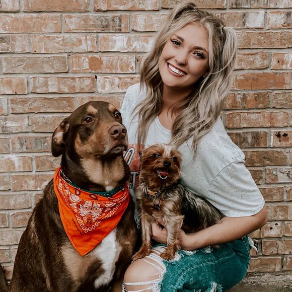 Profile Picture of Nicole Pexa (@nicolepexa) on Poshmark