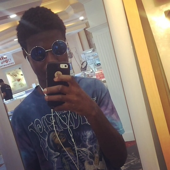 Profile Picture of Alonzo Moses (@20ounces1zo) on Poshmark
