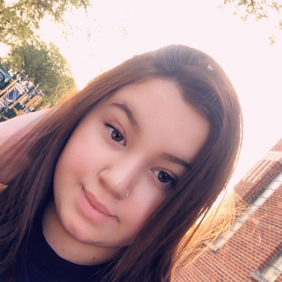 Profile Picture of Selena Dacosta (@selena_698) on Poshmark