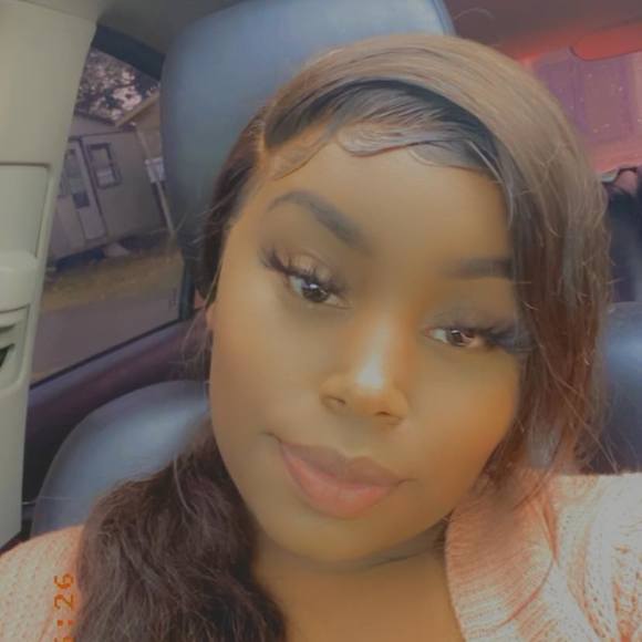 Profile Picture of Mia Patterson (@miapatterson959) on Poshmark
