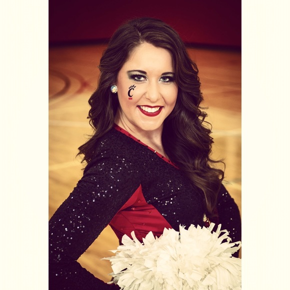 Profile Picture of Arielle Mackzum (@ariellemackzum) on Poshmark