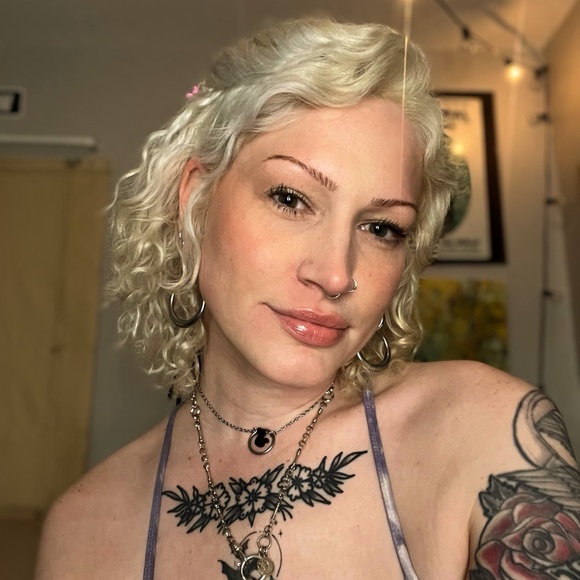 Profile Picture of Christa Graumann (@chrystagraumann) on Poshmark