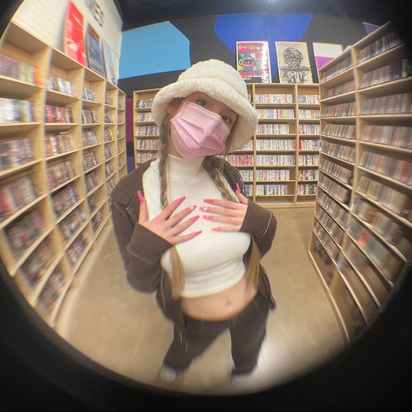 Profile Picture of Ruby Day (@rubyxday) on Poshmark