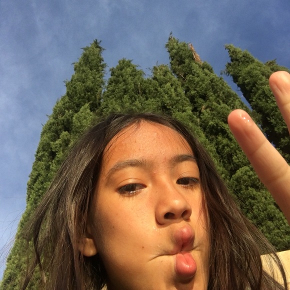 Profile Picture of Arely Sanchez (@arely050106) on Poshmark