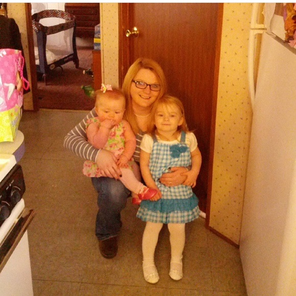 Profile Picture of Laura Shores (@bestmama89) on Poshmark
